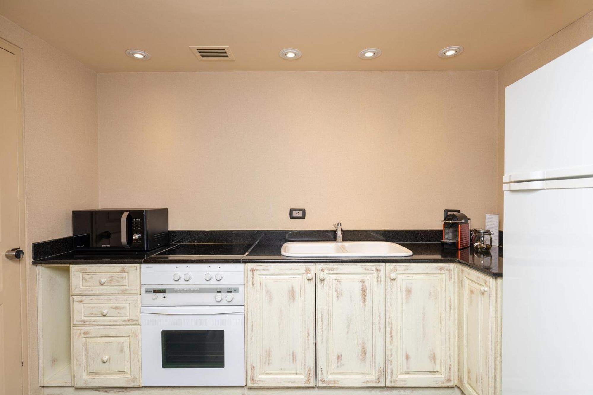 Sheraton Mar Del Plata Hotel Exterior photo A kitchen with a microwave oven